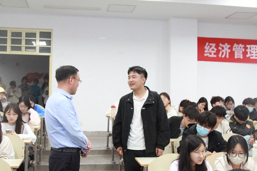 说明: 2025欧洲杯
举办优秀校友白刃返校座谈会3