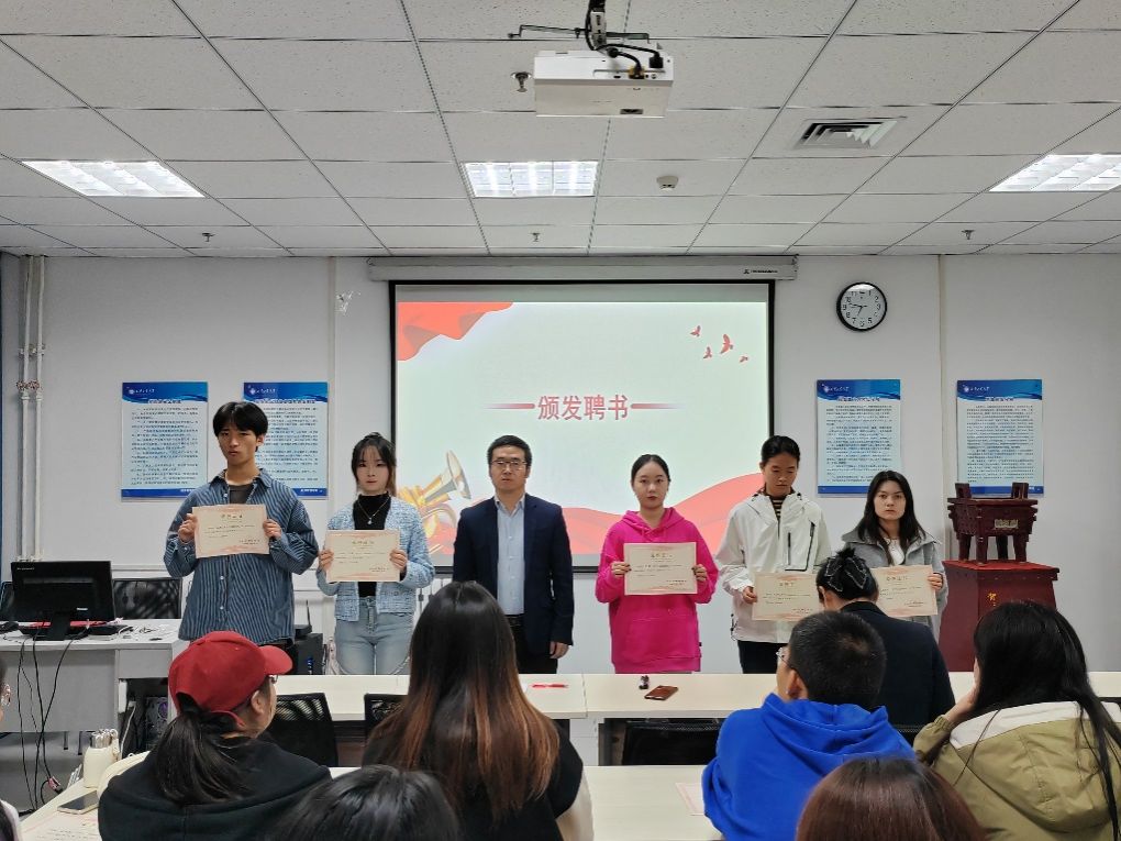 说明: D:\钉钉存储\2024.10.292025欧洲杯
学风联络员聘书颁发大会照片\微信图片_20241029221630.jpg
